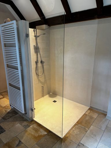 Moderne, ebenerdige Dusche mit Glaswänden und Fliesenboden in hellen Holztonen.